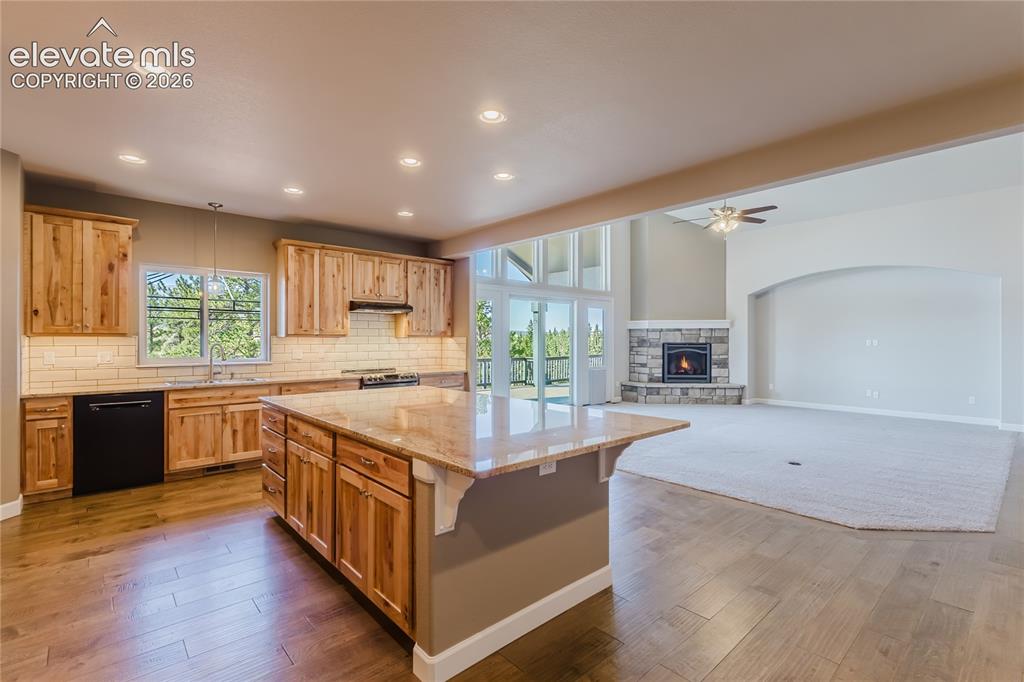 Image 15 of 50: Kitchen