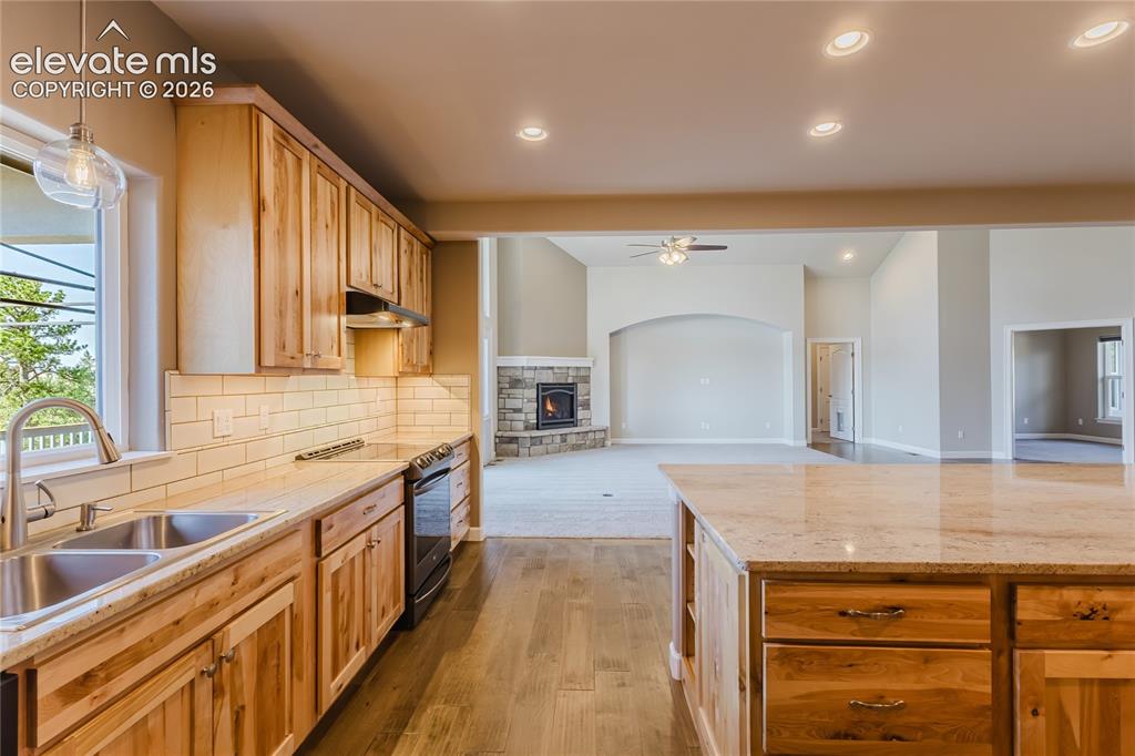 Image 18 of 50: Kitchen