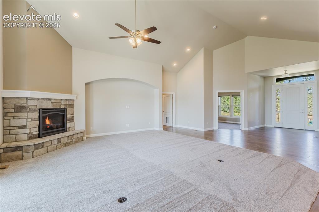 Image 8 of 50: Living Room