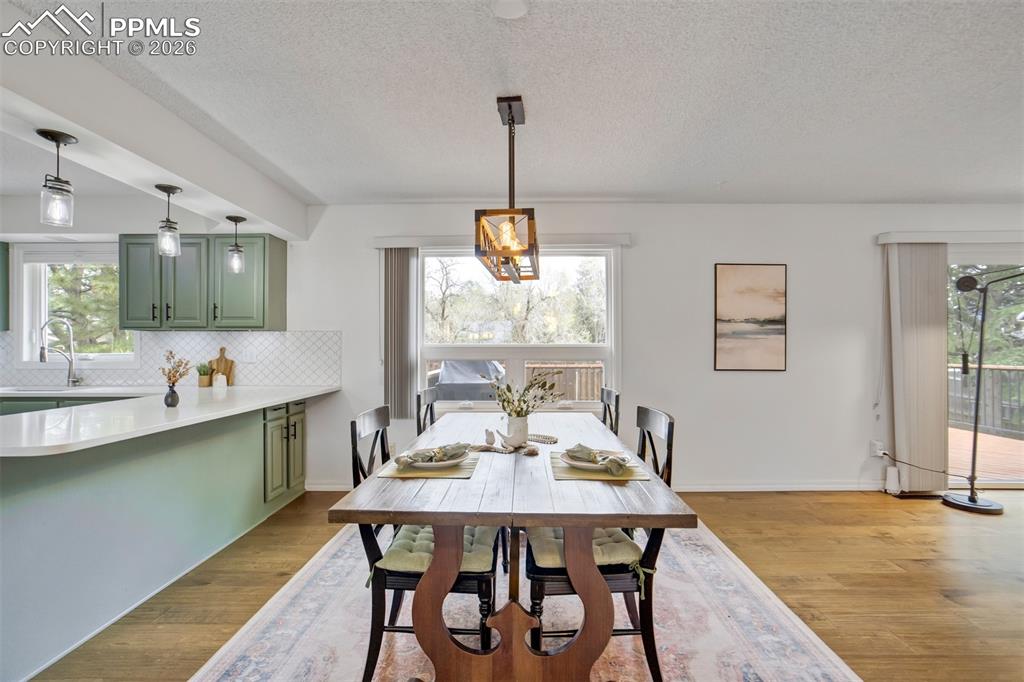 Image 10 of 50: Dining Area