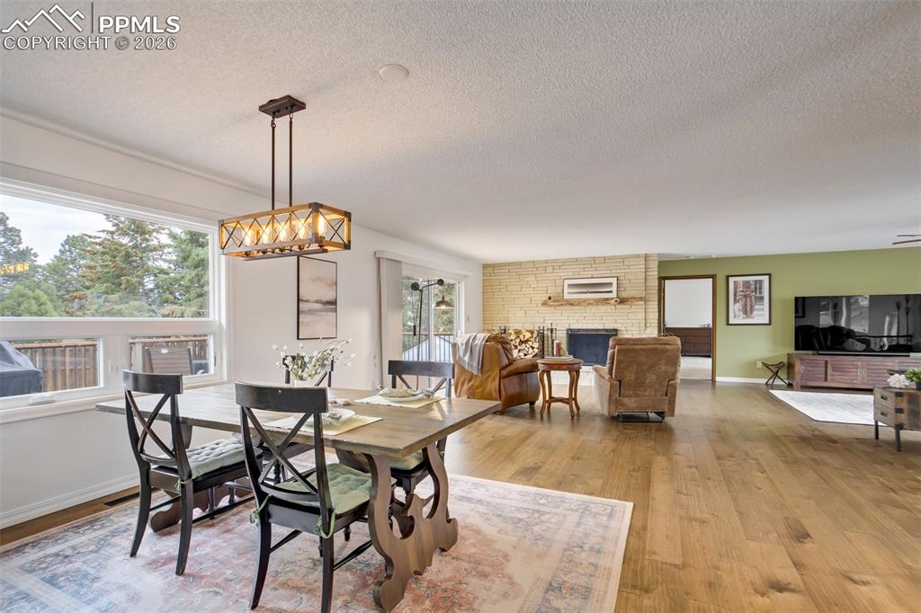 Image 11 of 50: Dining Area