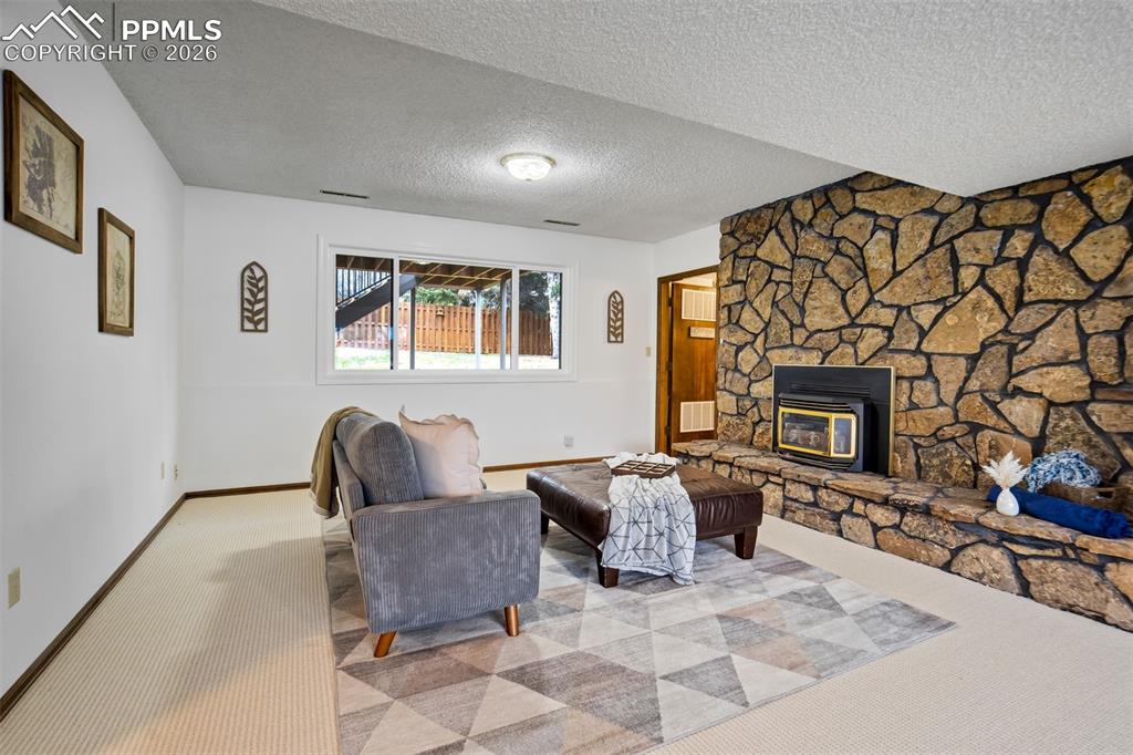 Image 22 of 50: Living Room