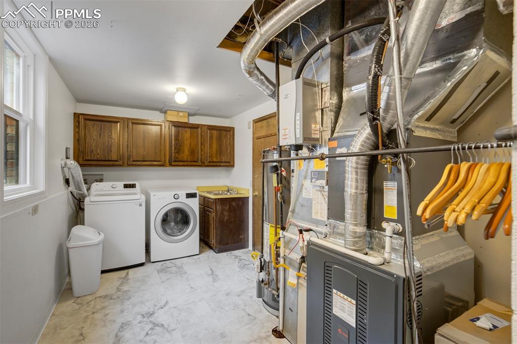 Image 33 of 50: Washer and Dryer Stay