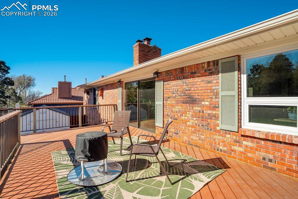 Image 36 of 50: Deck