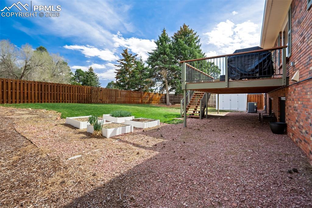 Image 40 of 50: Yard