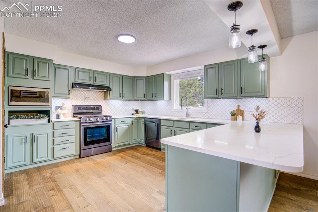 Image 7 of 50: Kitchen