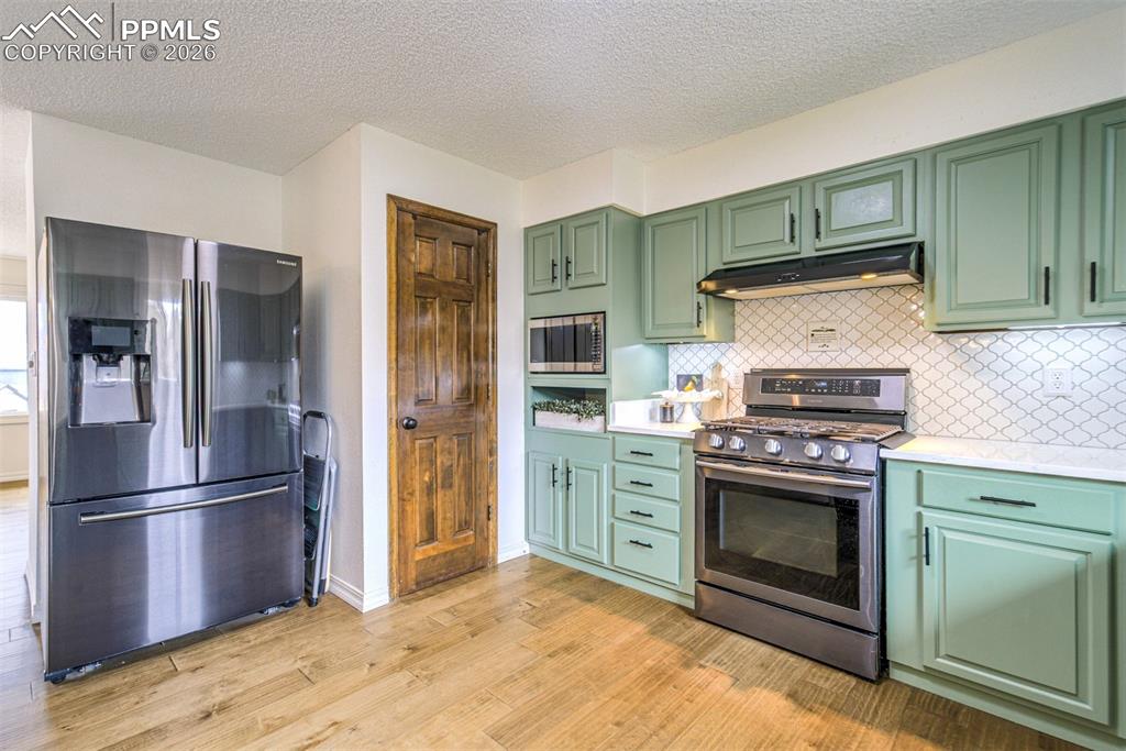 Image 8 of 50: Kitchen