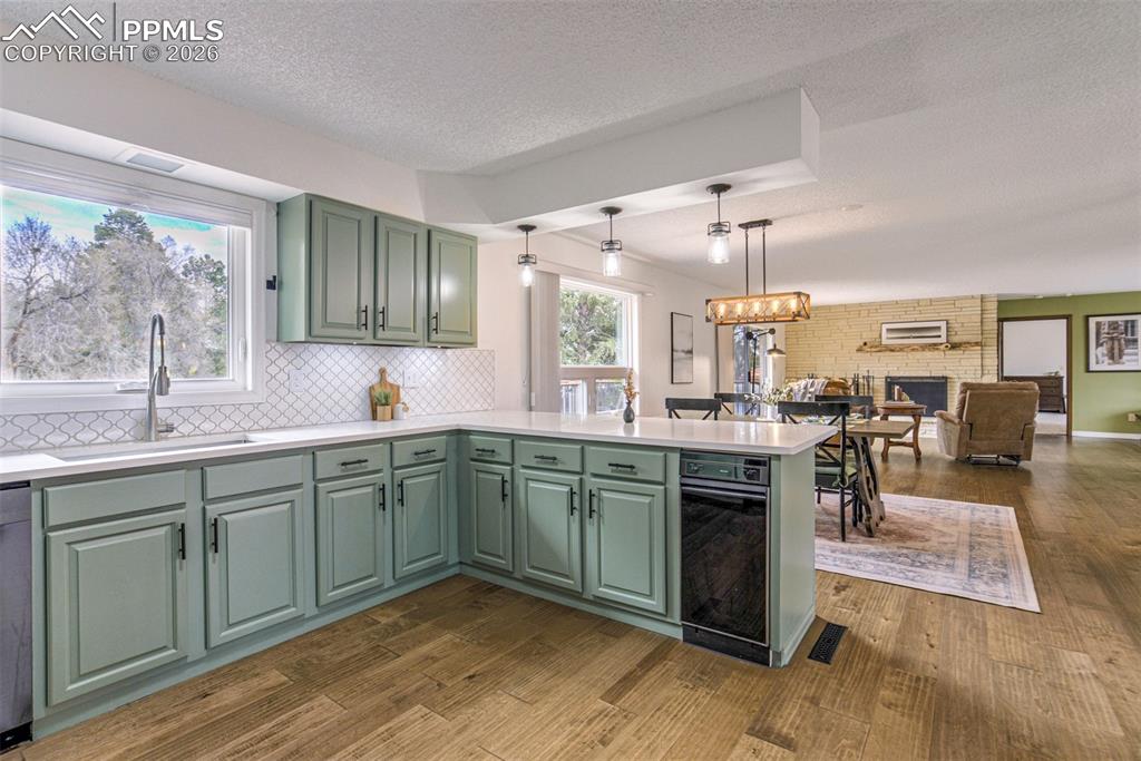 Image 9 of 50: Kitchen