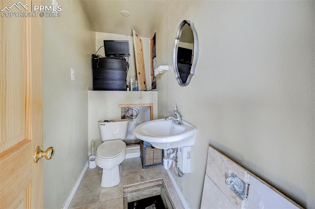 Image 15 of 42: Half bathroom 