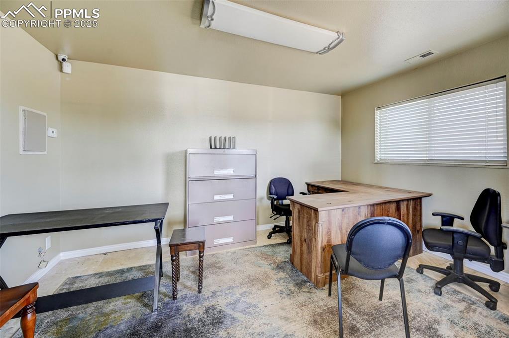 Image 16 of 42: Office space 