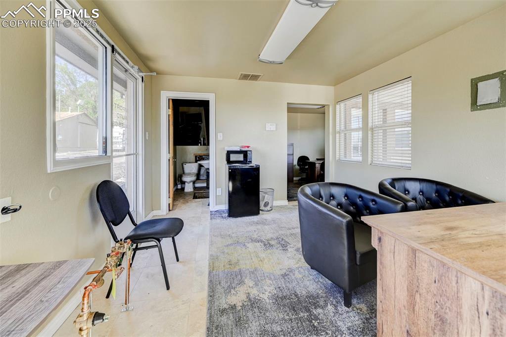 Image 18 of 42: Office area 