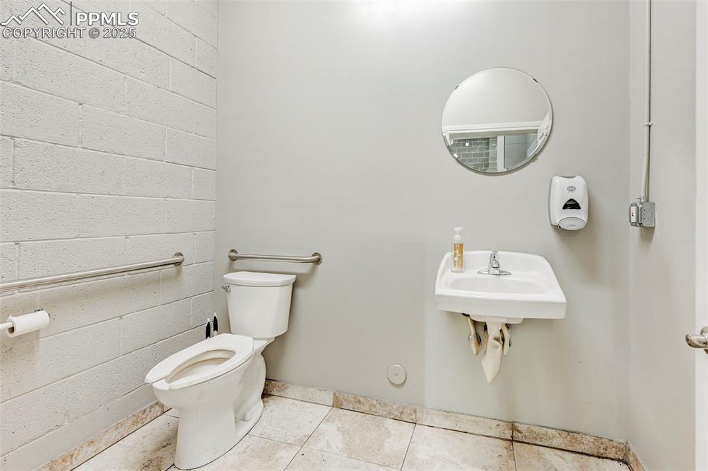 Image 24 of 42: Bathroom 