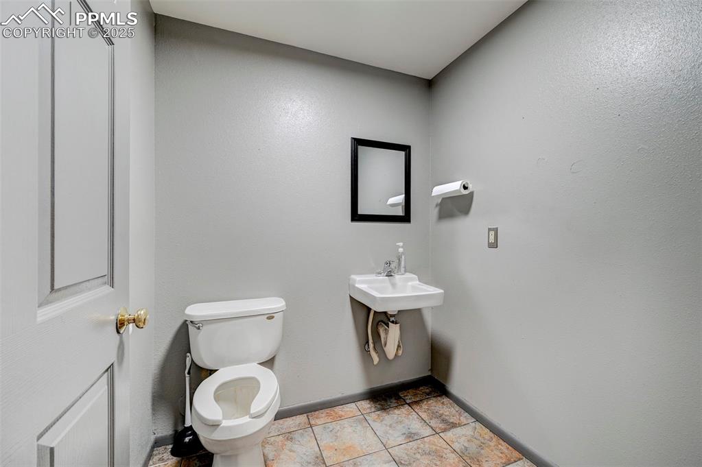 Image 33 of 42: Half bathroom 