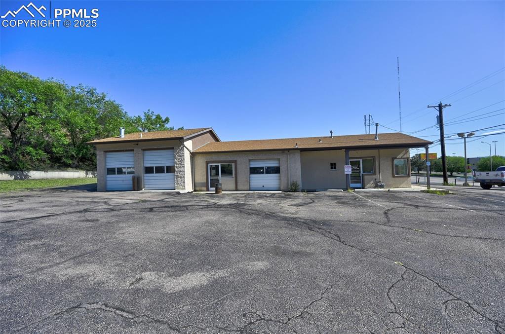 Image 5 of 42: View of property