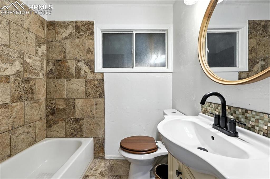 Image 11 of 47: Bathroom