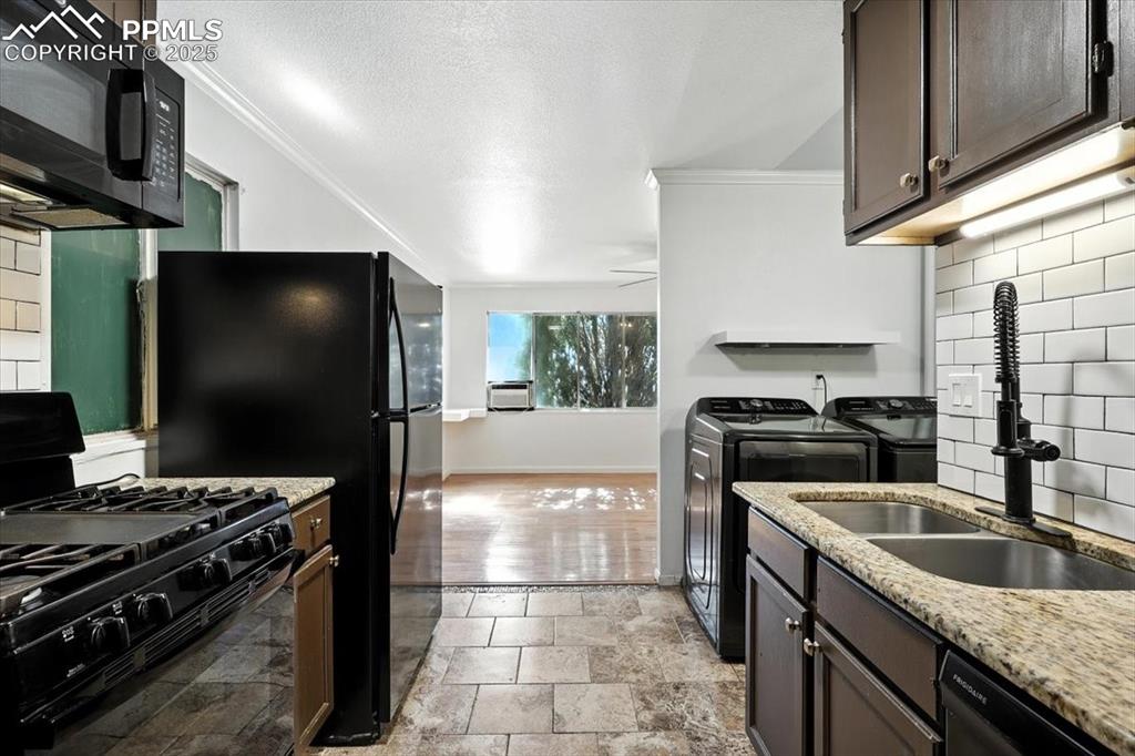 Image 7 of 47: Kitchen