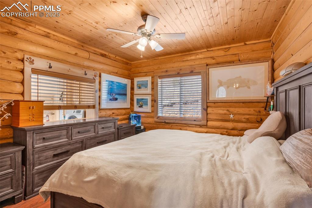 Image 14 of 49: Bedroom