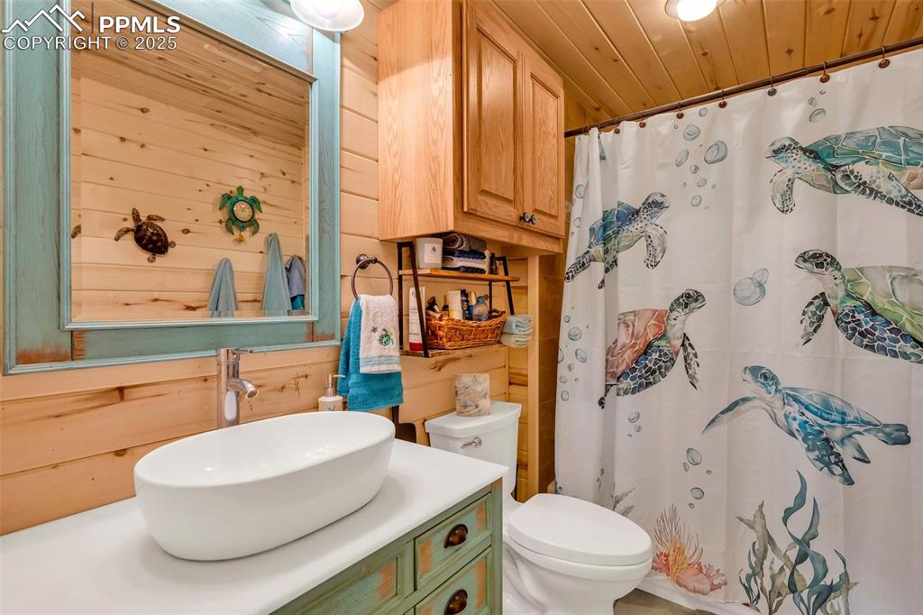 Image 15 of 49: Bathroom