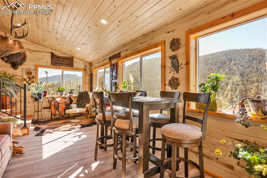 Image 21 of 49: Dining Area