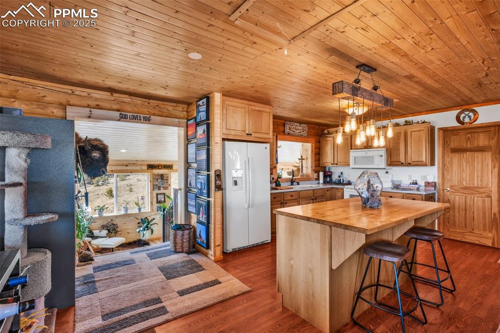 Image 5 of 49: Kitchen