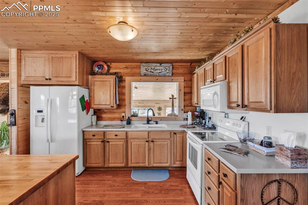 Image 6 of 49: Kitchen