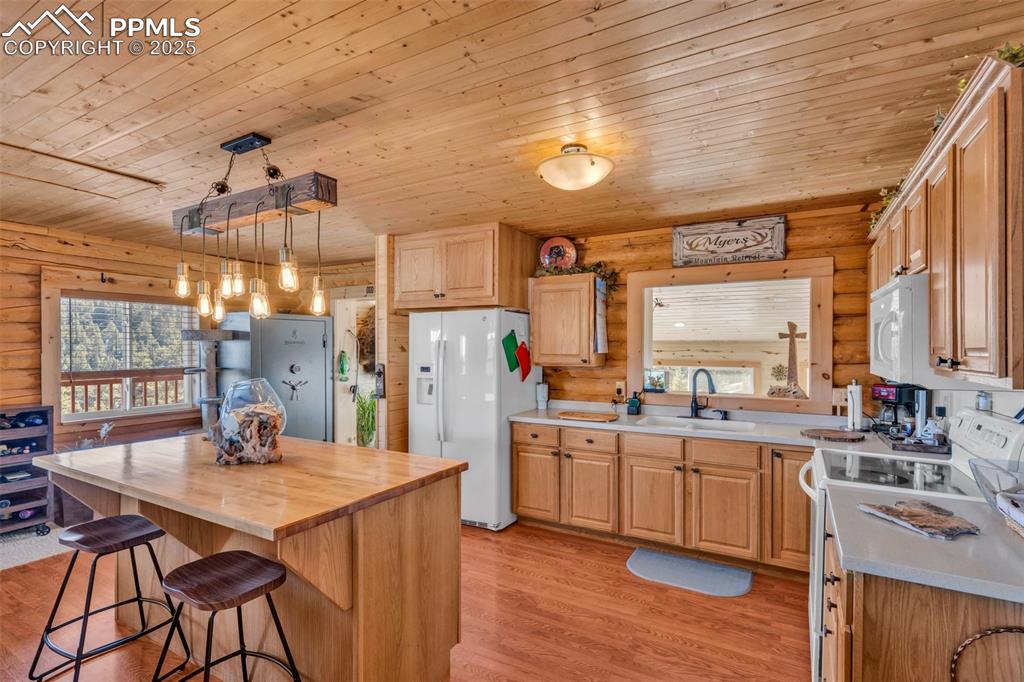 Image 7 of 49: Kitchen