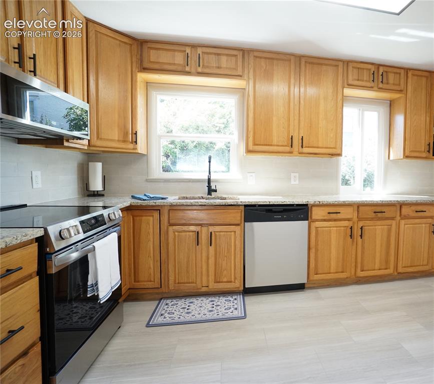 Image 15 of 39: Kitchen