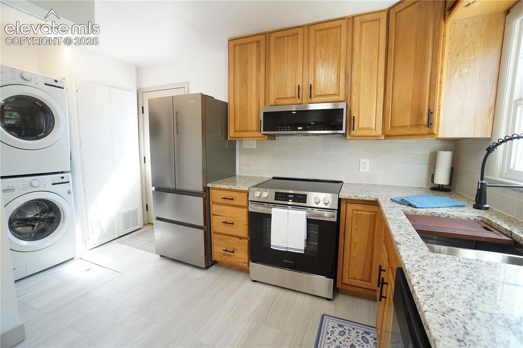 Image 16 of 39: Kitchen