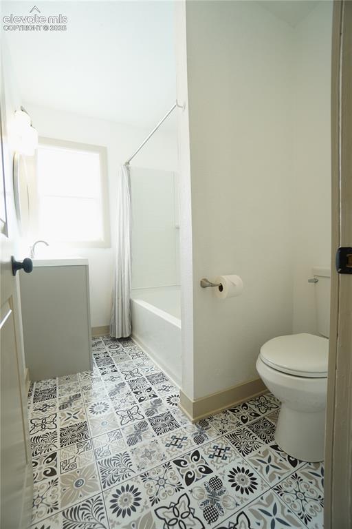 Image 22 of 39: Bathroom