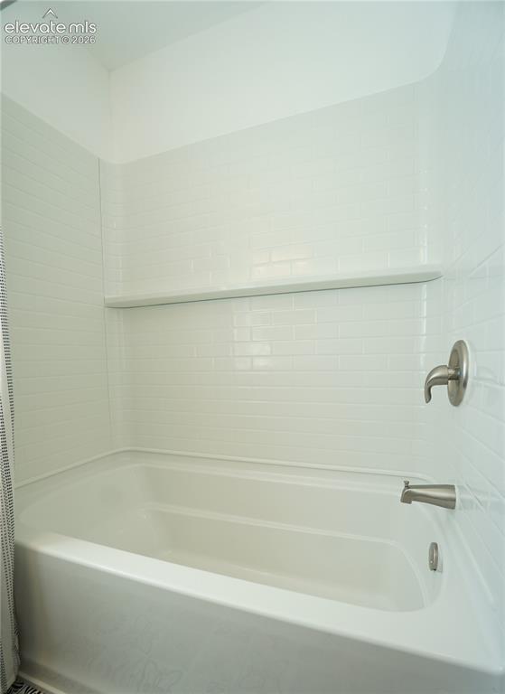 Image 23 of 39: Bathroom