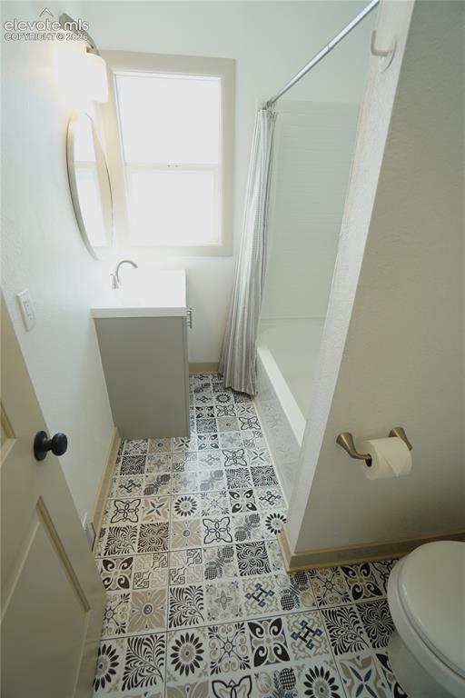 Image 25 of 39: Bathroom