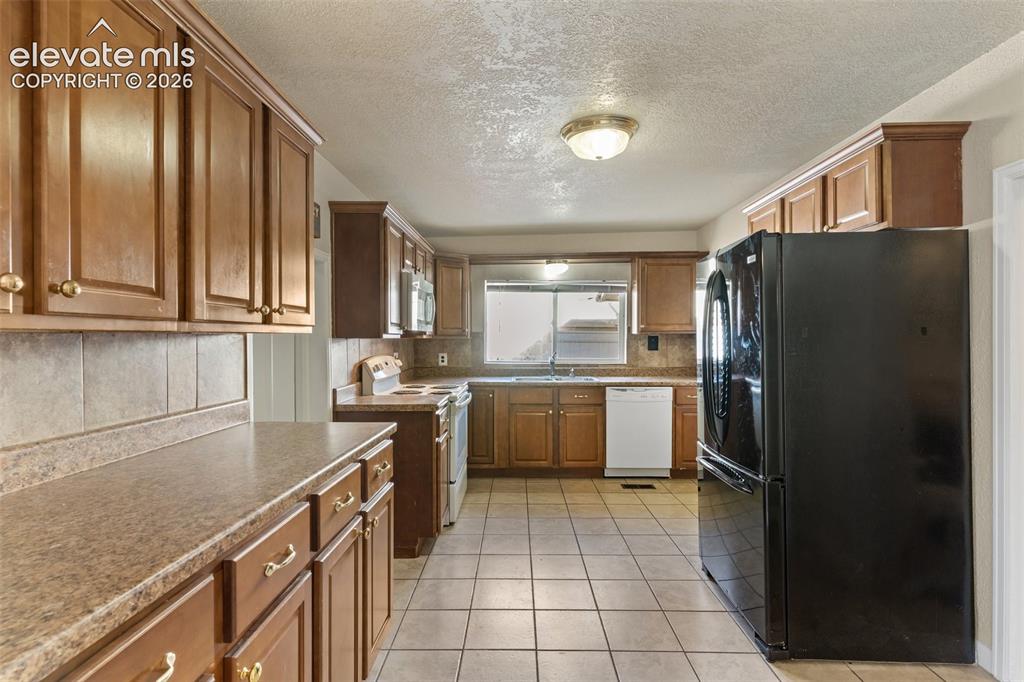 Image 10 of 42: Kitchen