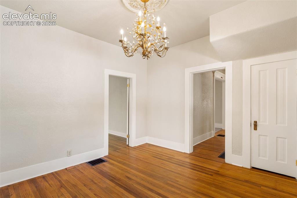 Image 19 of 42: Dining Area