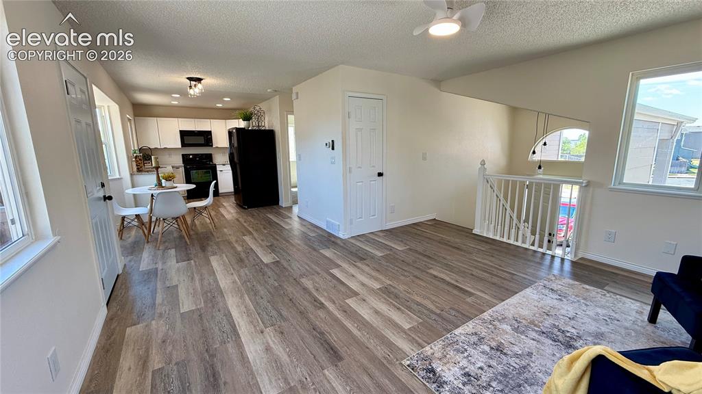 Image 4 of 22: Living Room