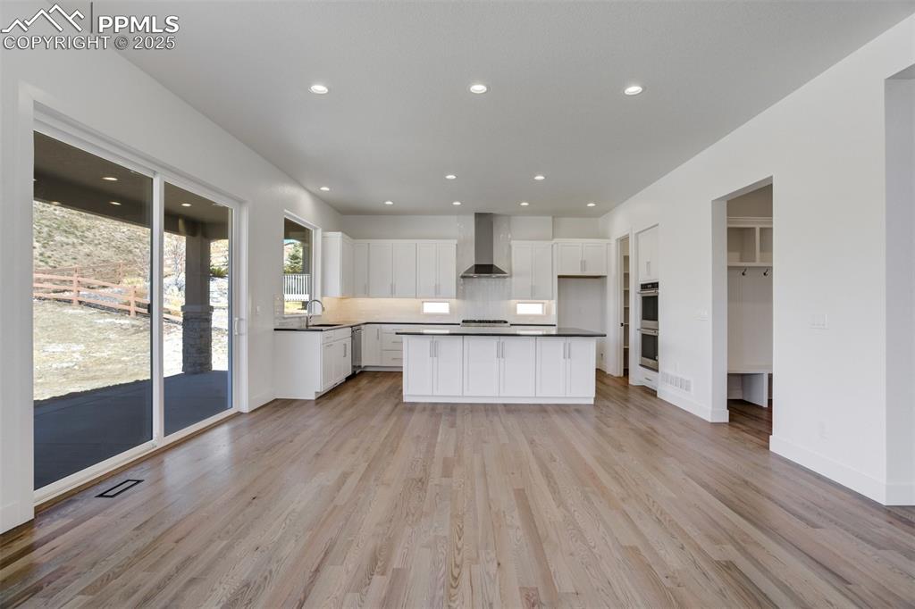 Image 12 of 50: Kitchen