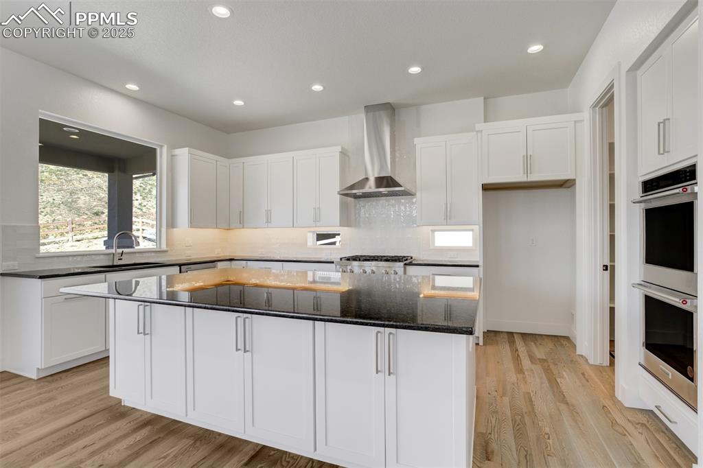 Image 13 of 50: Kitchen