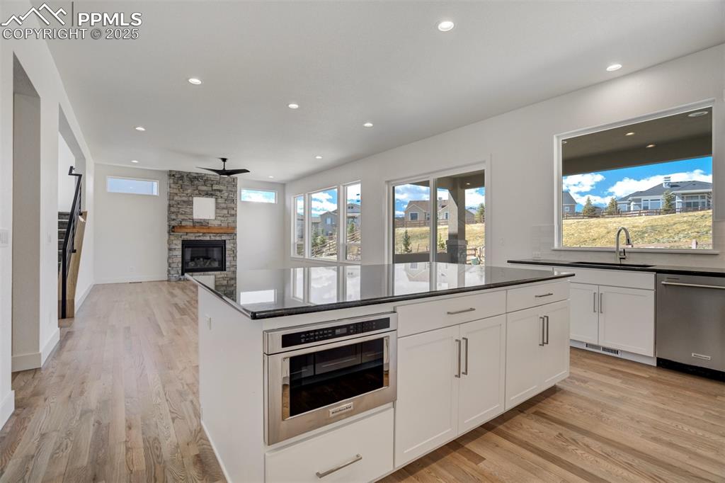 Image 15 of 50: Kitchen