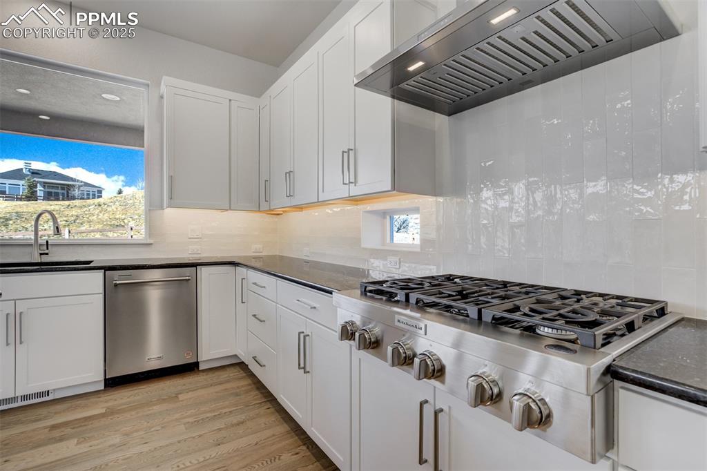 Image 16 of 50: Kitchen