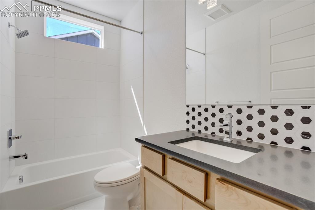 Image 19 of 50: Bathroom