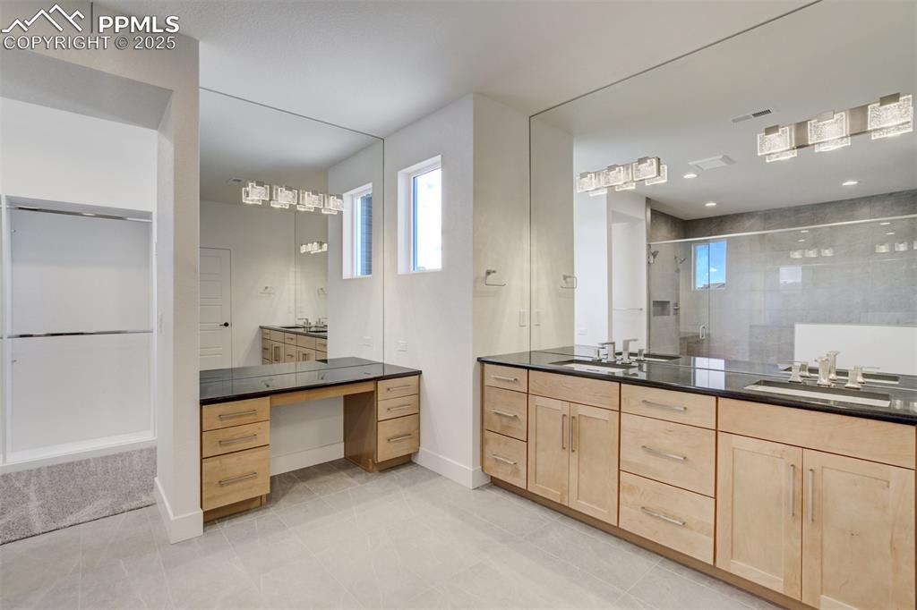 Image 27 of 50: Bathroom