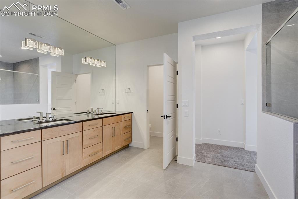 Image 28 of 50: Bathroom