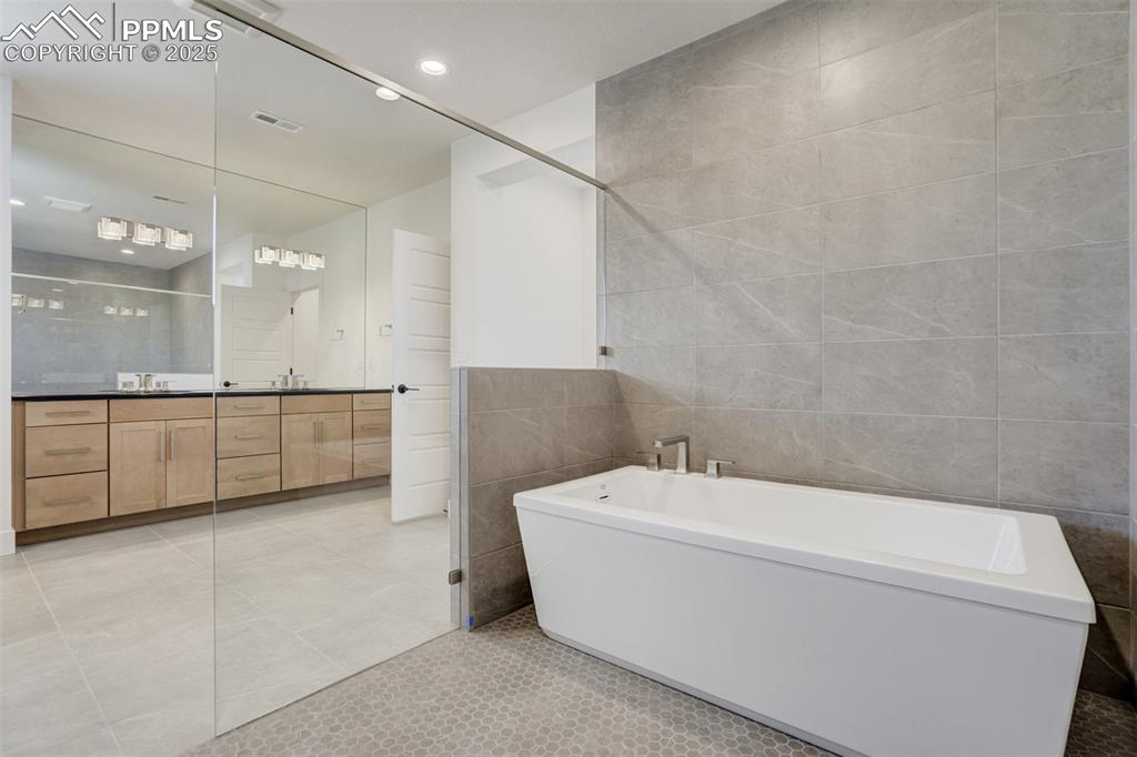 Image 30 of 50: Bathroom