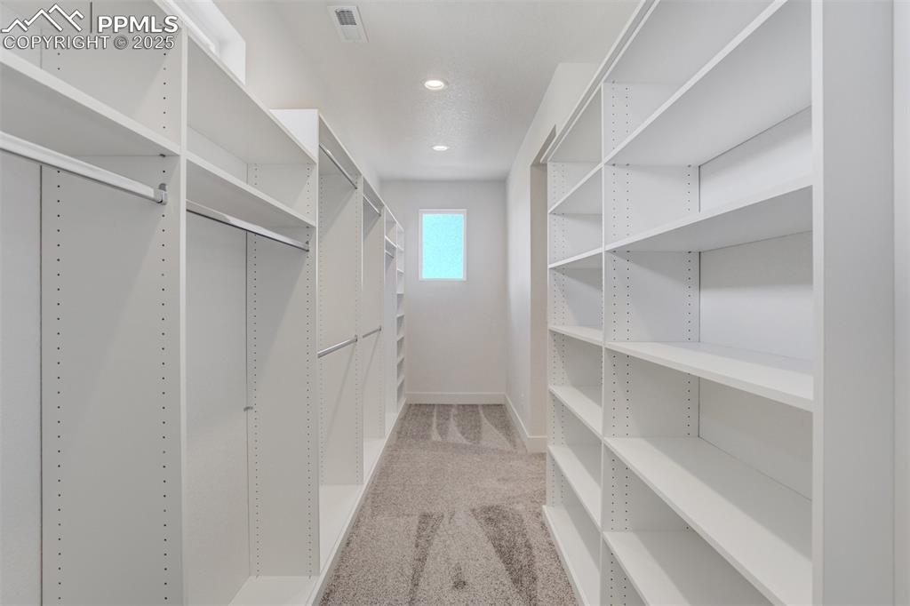 Image 31 of 50: Closet