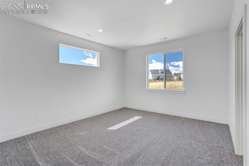 Image 33 of 50: Bedroom