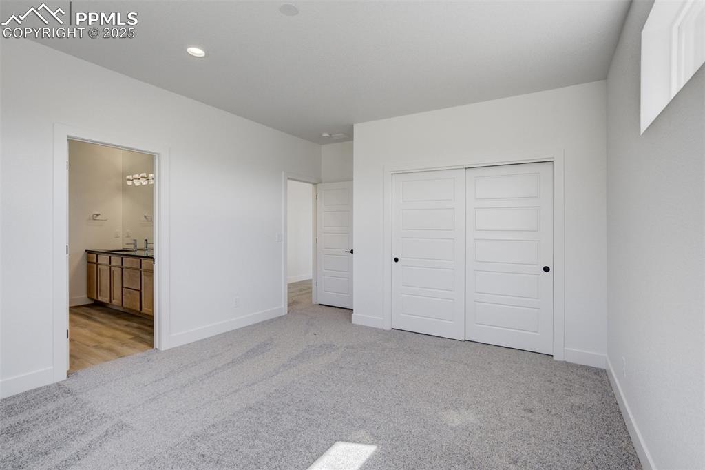 Image 34 of 50: Bedroom