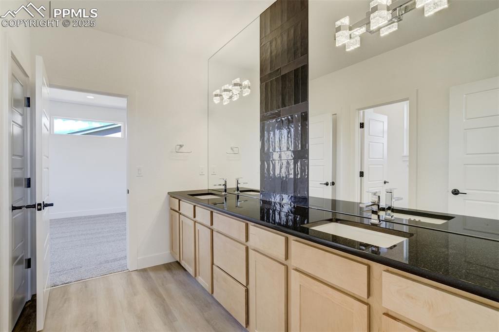 Image 35 of 50: Bathroom