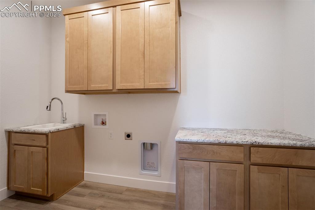 Image 40 of 50: Laundry