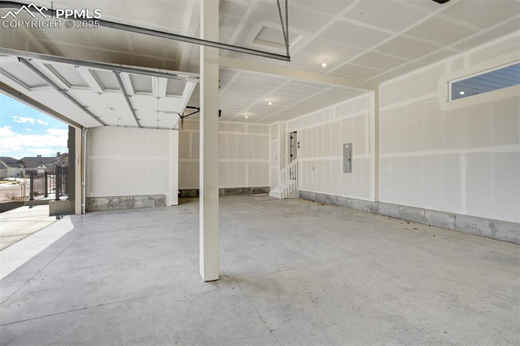 Image 46 of 50: Garage