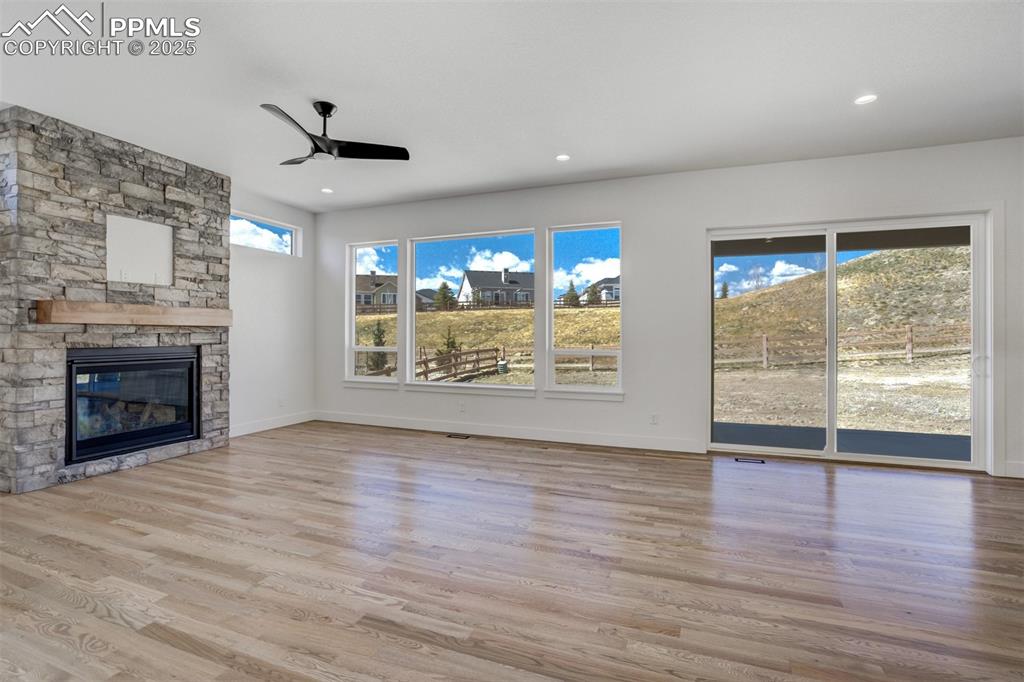 Image 9 of 50: Living Room