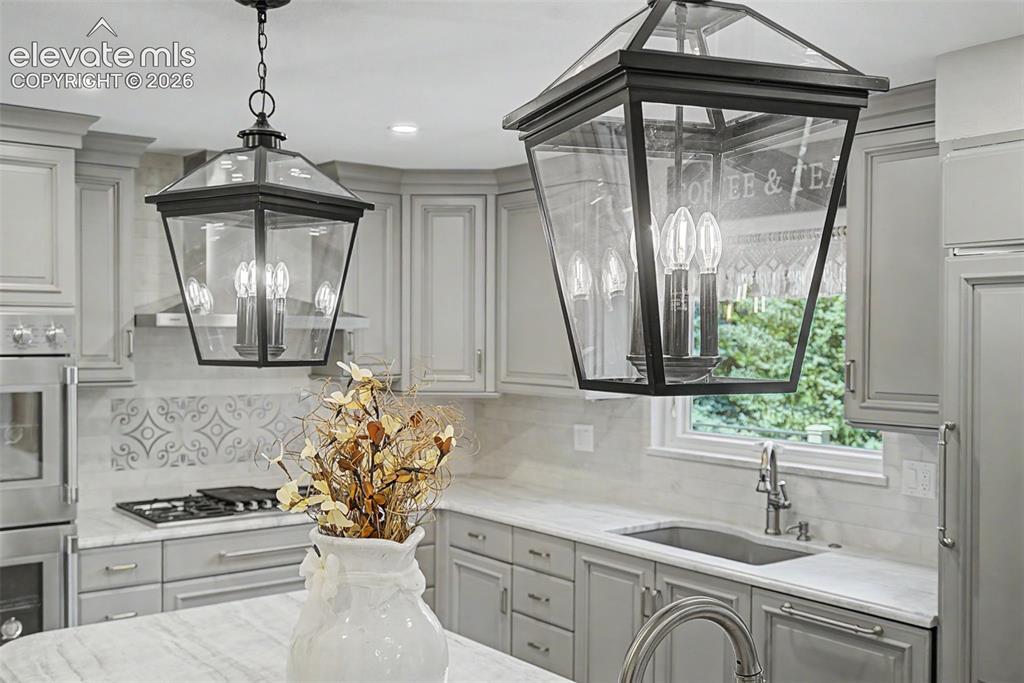 Image 16 of 49: Kitchen